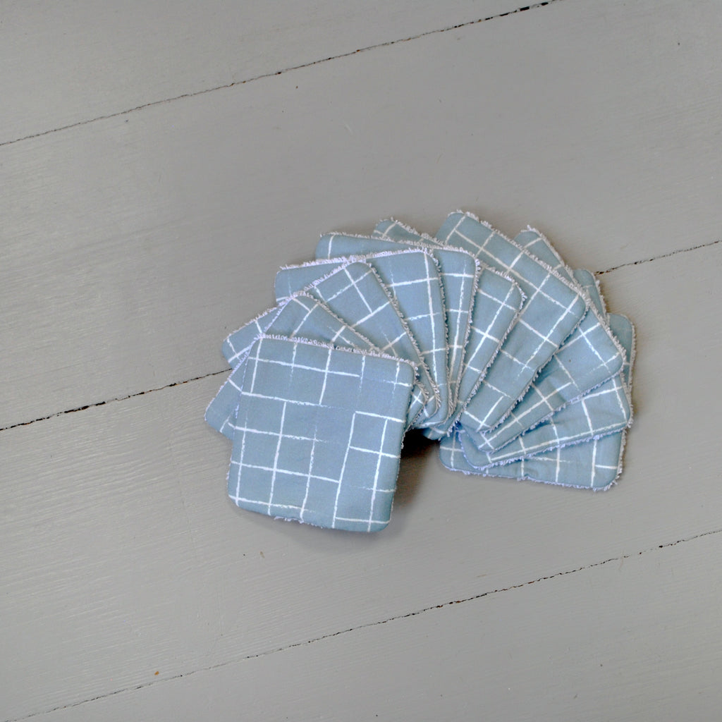 lot de 10 lingettes lavables format carré motif exclusif carreaux bleu et éponge blanche dessiné et fabriqué en France par Carotte & Cie