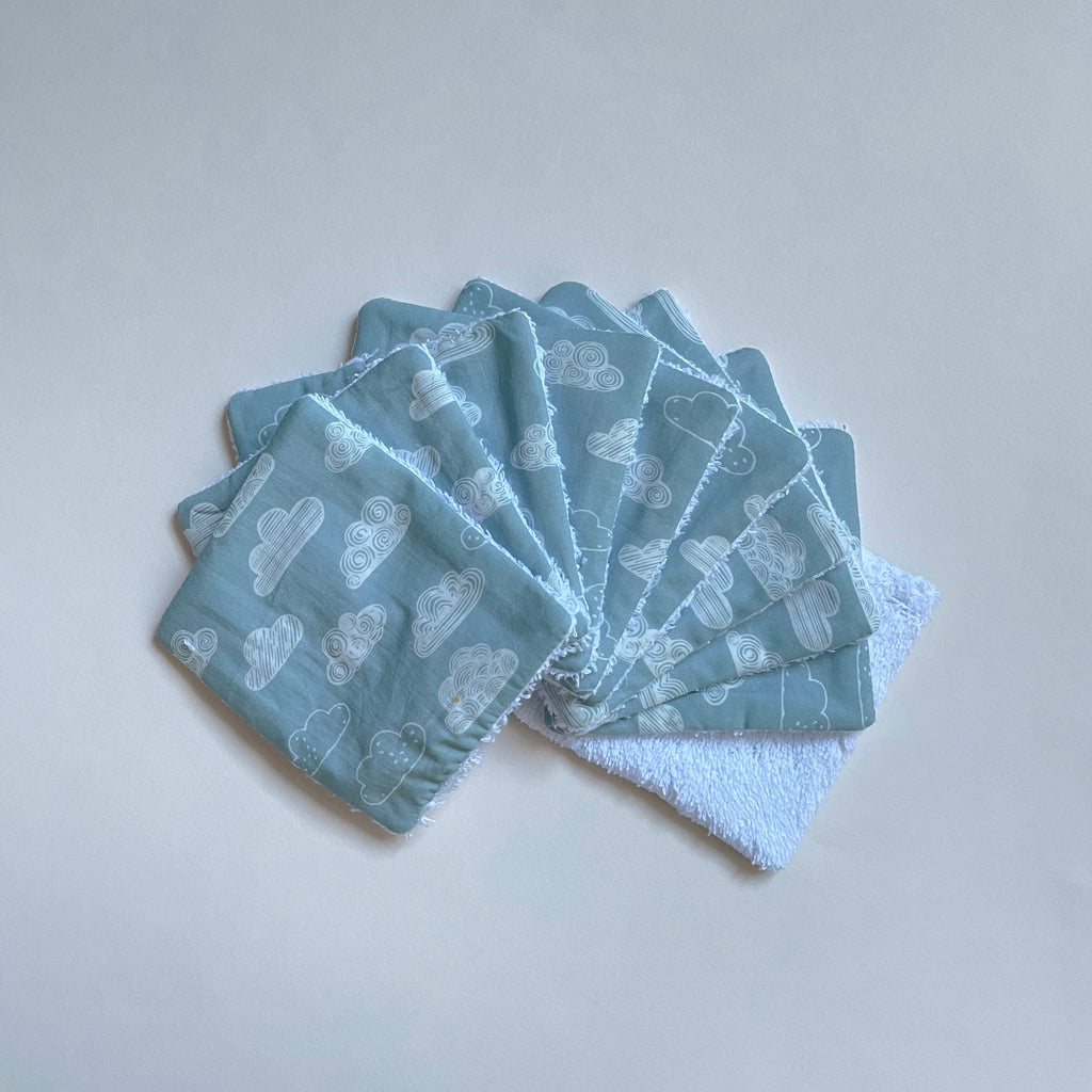 lot de 10 lingettes lavables format carré motif exclusif nuages blancs sur fond bleu céladon dessiné et fabriqué en France par Carotte & Cie