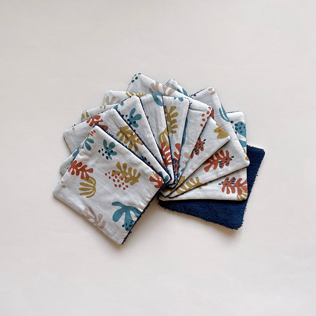 lot de 10 lingettes lavables format carré motif exclusif corail multicolore sur fond beige clair dessiné et fabriqué en France par Carotte & Cie