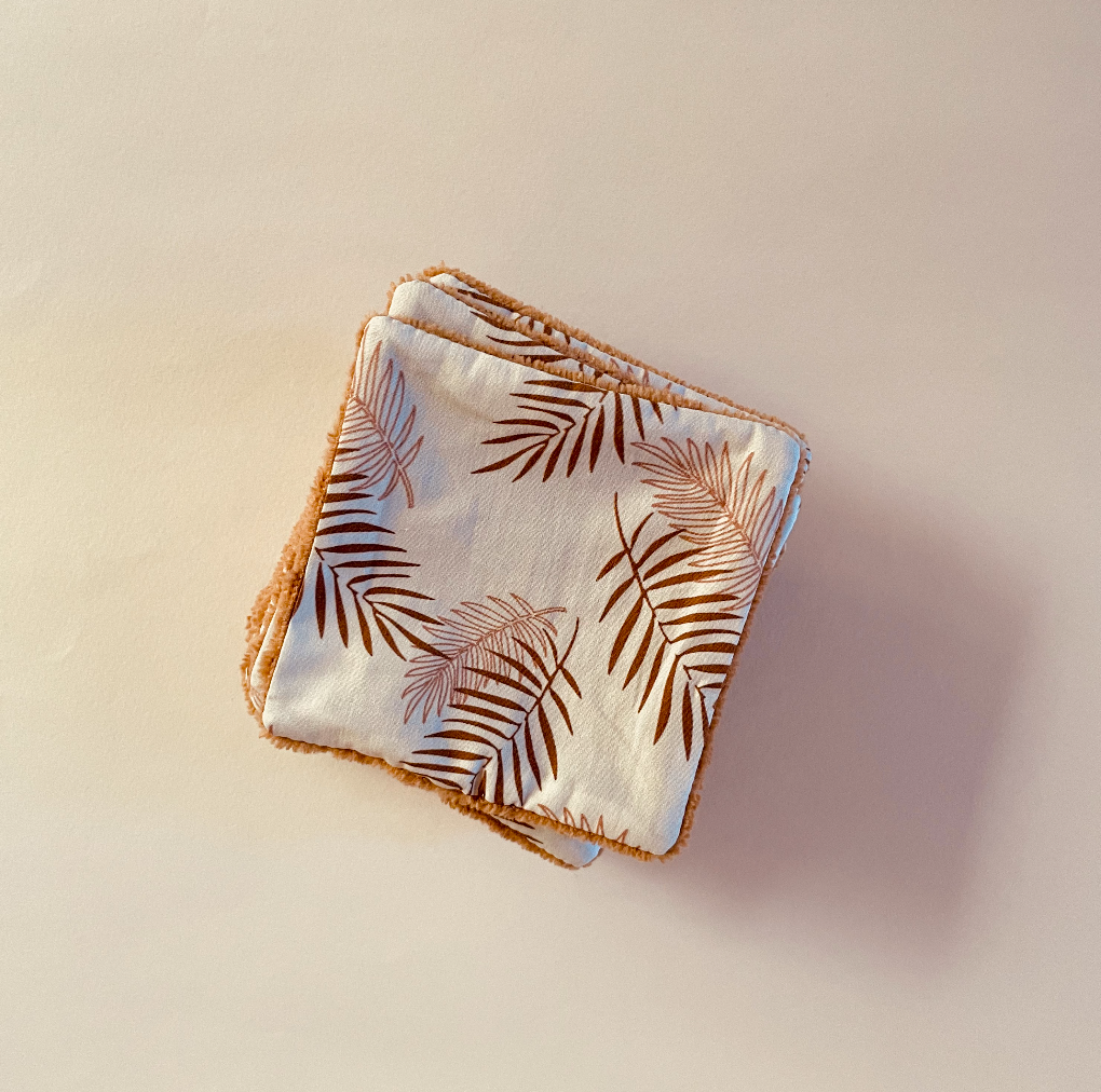 lot de 10 lingettes lavables format carré motif exclusif feuillage cuivré sur fond beige rosé et éponge camel toute douce dessiné et fabriqué en France par Carotte & Cie