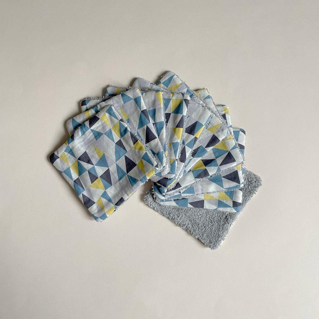 lot de 10 lingettes lavables format carré motif iceberg bleu, jaune, gris et blanc dessiné et fabriqué en France par Carotte & Cie