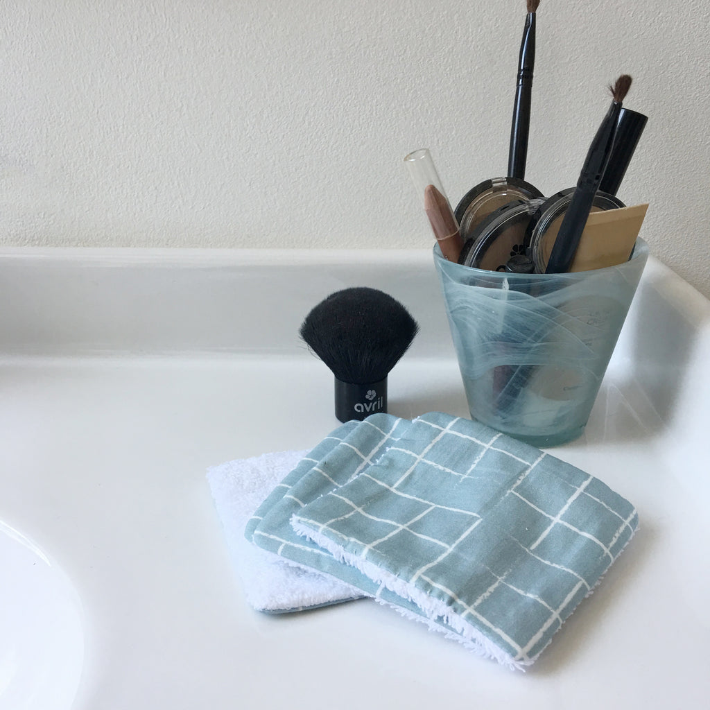 lot de 10 lingettes lavables format carré motif exclusif carreaux bleu et éponge blanche dessiné et fabriqué en France par Carotte & Cie