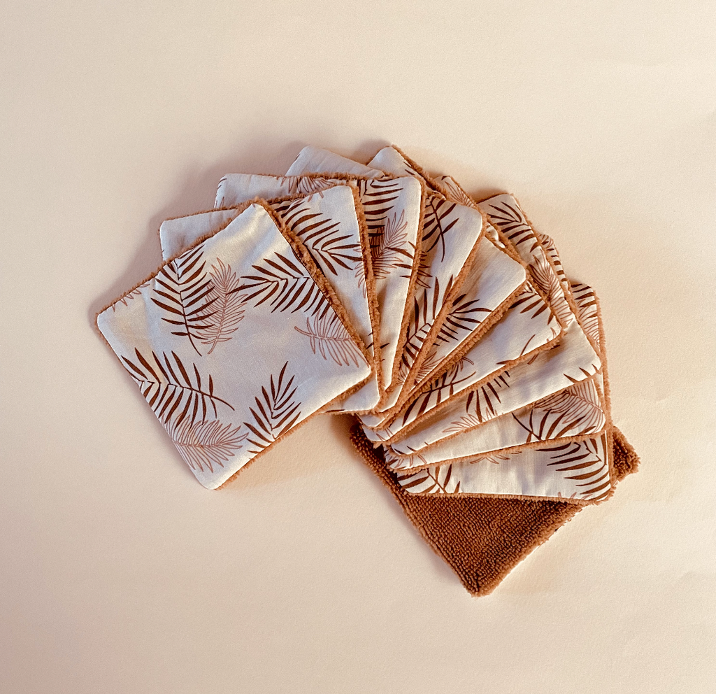 lot de 10 lingettes lavables format carré motif exclusif feuillage cuivré sur fond beige rosé et éponge camel toute douce dessiné et fabriqué en France par Carotte & Cie