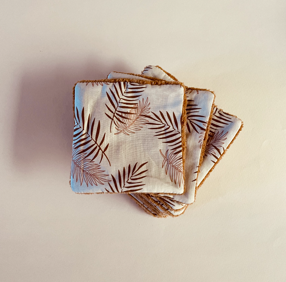 lot de 10 lingettes lavables format carré motif exclusif feuillage cuivré sur fond beige rosé et éponge camel toute douce dessiné et fabriqué en France par Carotte & Cie