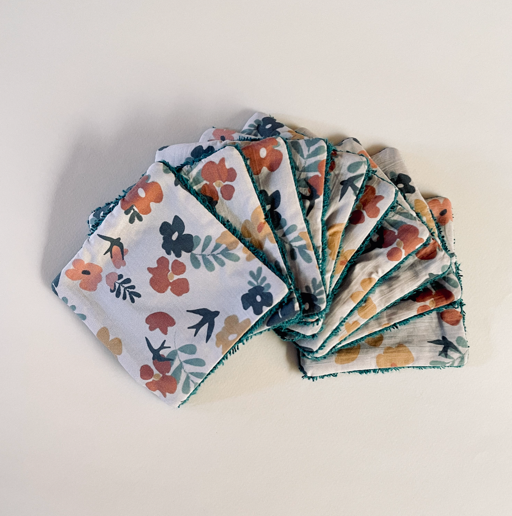 lot de 10 lingettes lavables format carré motif exclusif printemps fleuri sur fond rose pâle et éponge bleu canard; dessiné et fabriqué en France par Carotte & Cie