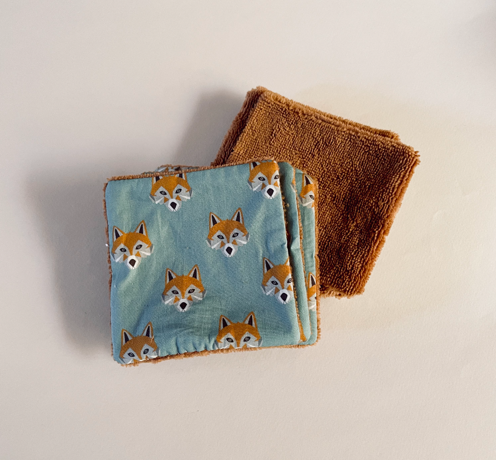 lot de 10 lingettes lavables format carré motif exclusif renards bleu et éponge camel dessiné et fabriqué en France par Carotte & Cie