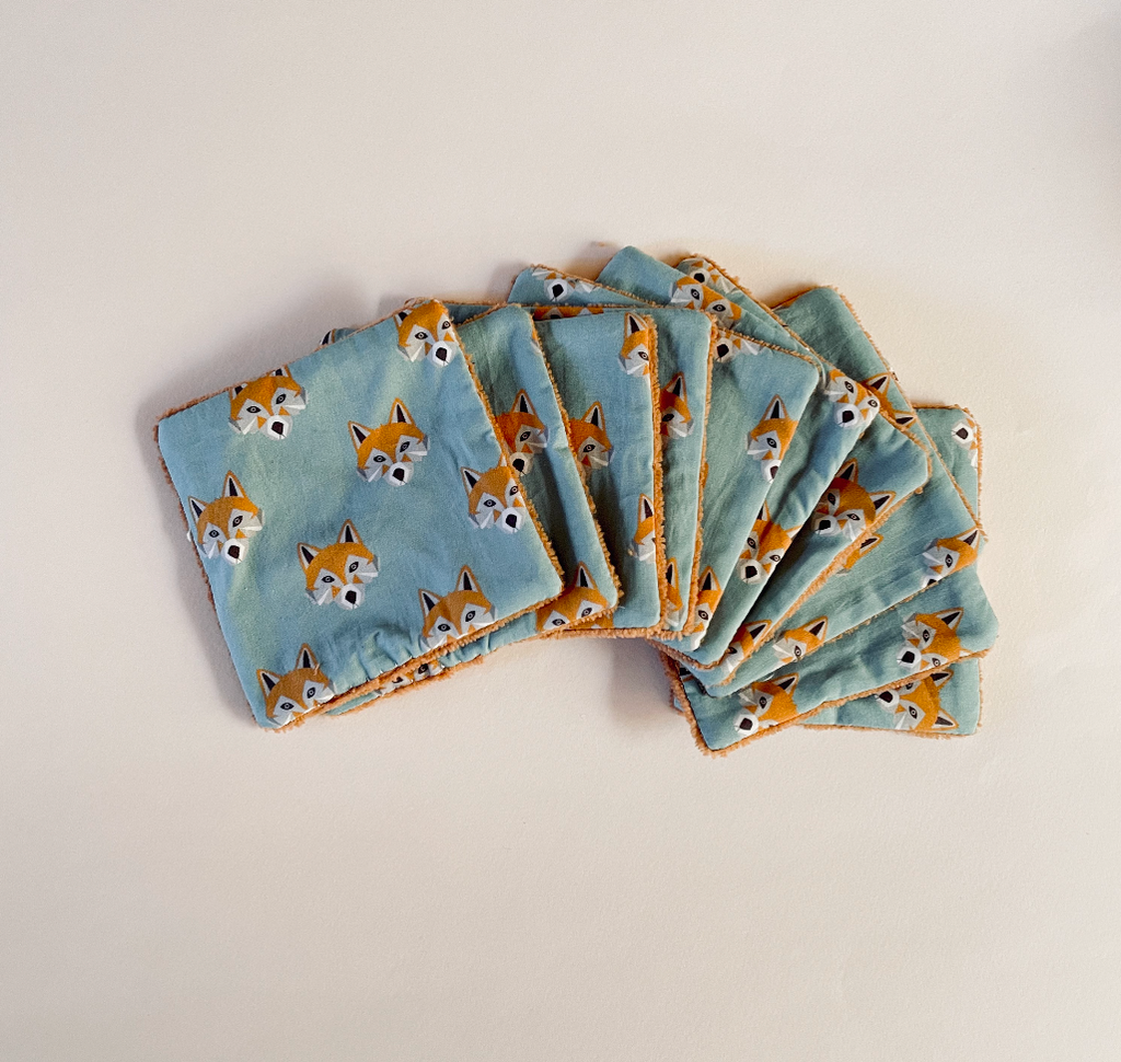 lot de 10 lingettes lavables format carré motif exclusif renards bleu et éponge camel dessiné et fabriqué en France par Carotte & Cie