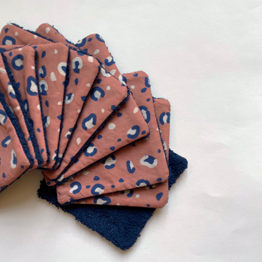 lot de 10 lingettes lavables format carré motif exclusif tâches pelage panthère bleu marine sur fond marsala dessiné et fabriqué en France par Carotte & Cie