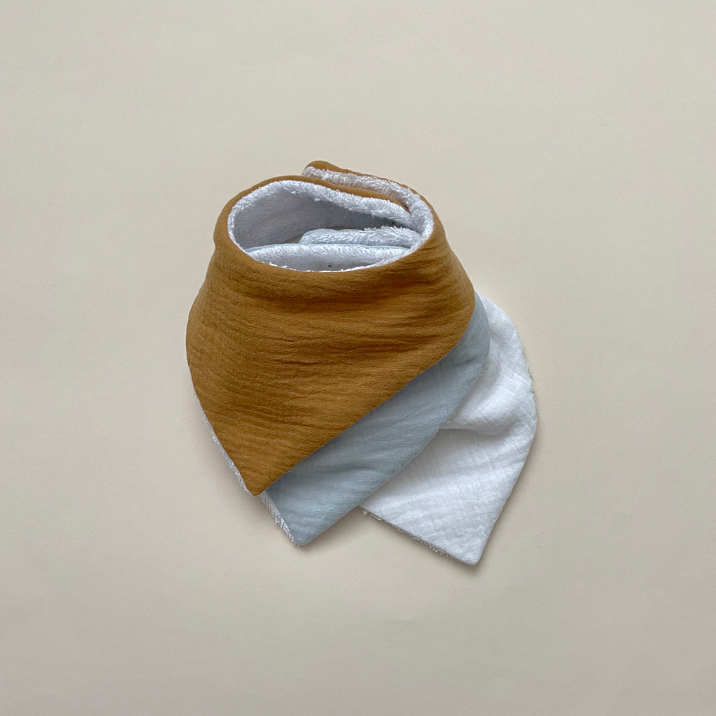 Lot de 3 mini bavoirs bandana pour bébé lorsqu'il fait ses dents en coton oekotex et GOTS, double gaze et coloris assortis blanc, camel et bleu glacier Carotte & Cie