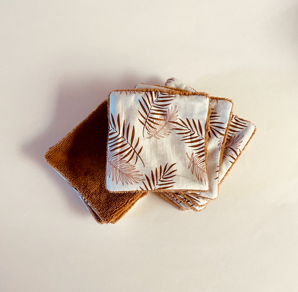 lot de 10 lingettes lavables format carré motif exclusif feuillage cuivré sur fond beige rosé et éponge camel toute douce dessiné et fabriqué en France par Carotte & Cie