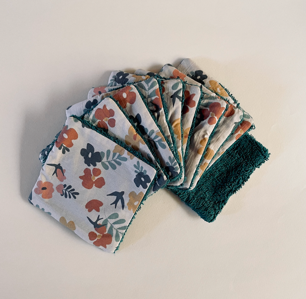 lot de 10 lingettes lavables format carré motif exclusif printemps fleuri sur fond rose pâle et éponge bleu canard; dessiné et fabriqué en France par Carotte & Cie
