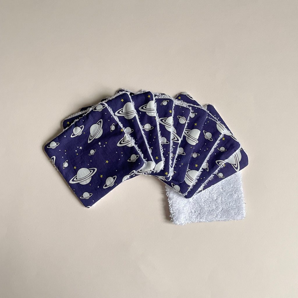 lot de 10 lingettes lavables format carré motif exclusif planètes blanches sur fond bleu marine dessiné et fabriqué en France par Carotte & Cie