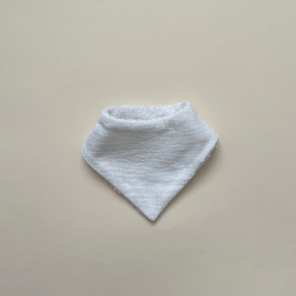 mini bavoir en gaze de coton biologique coloris blanc Carotte & Cie