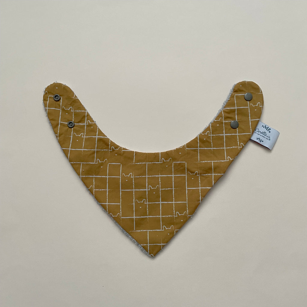 mini bavoir bandana motif carreaux chat camel dessiné et fabriqué en france avec amour par Carotte & Cie