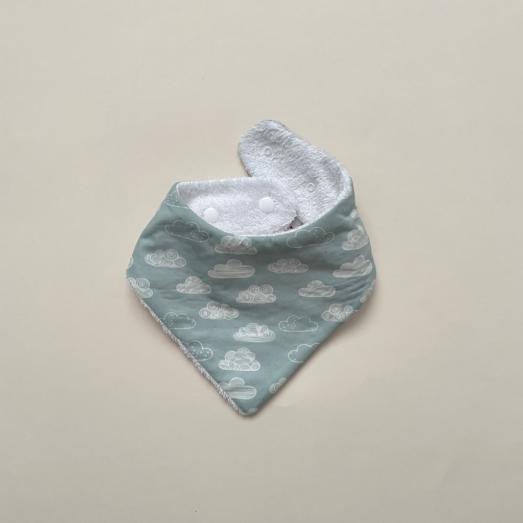 mini bavoir bandana pour les dents de bébé motif nuages blancs sur fond bleu céladon Carotte & Cie