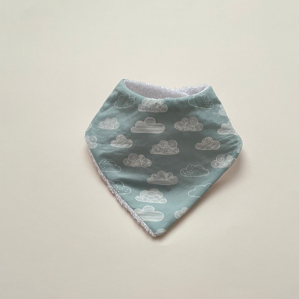 mini bavoir bandana pour les dents de bébé motif nuages blancs sur fond bleu céladon Carotte & Cie