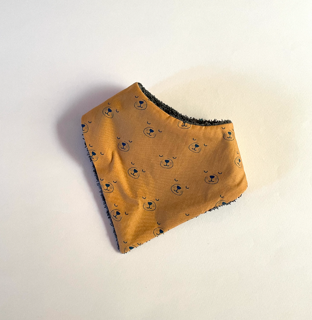 mini bavoir bandana pour les dents de bébé motif chien camel et éponge toute douce grise anthracite Carotte & Cie