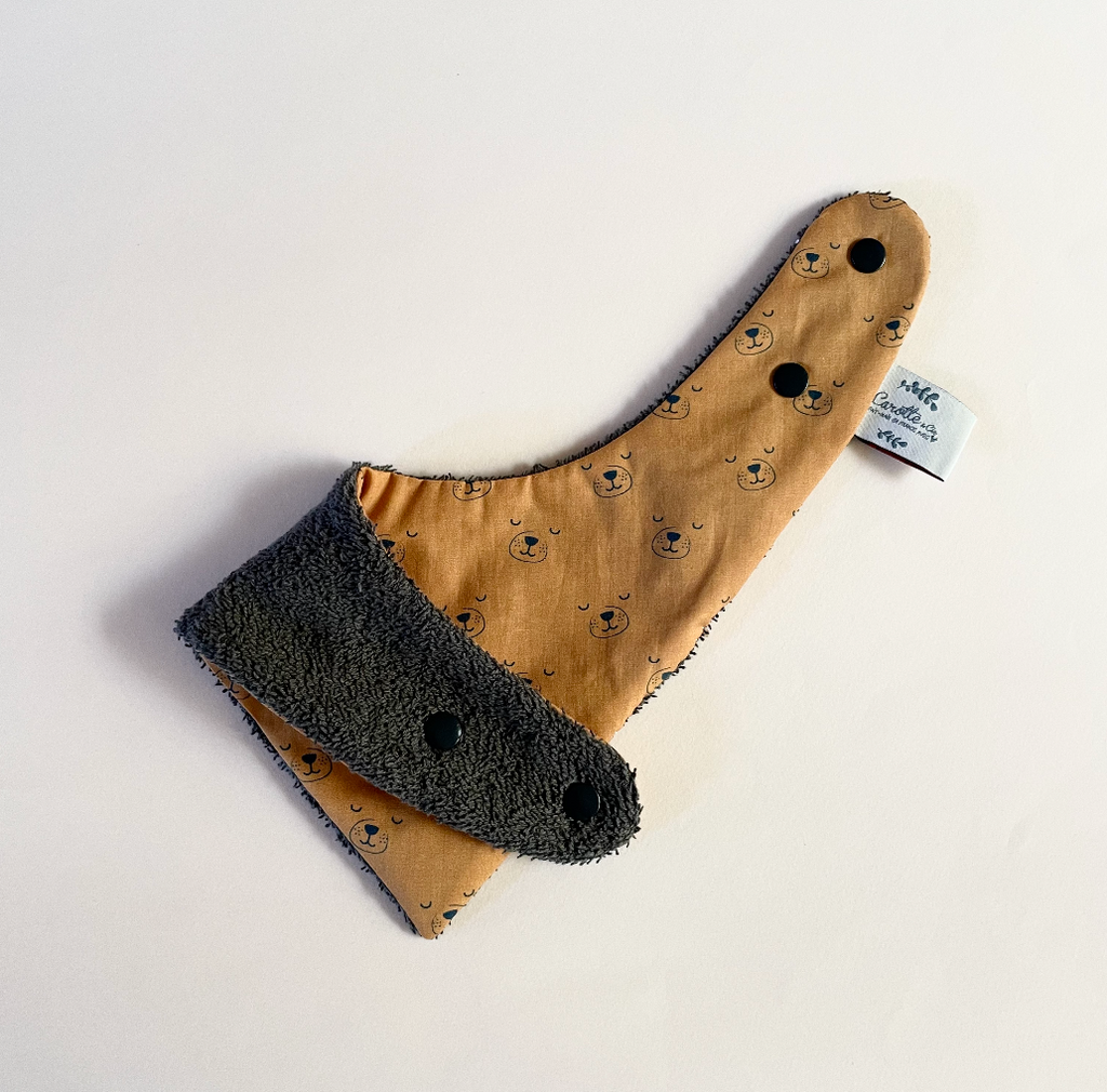 mini bavoir bandana pour les dents de bébé motif chien camel et éponge toute douce grise anthracite Carotte & Cie
