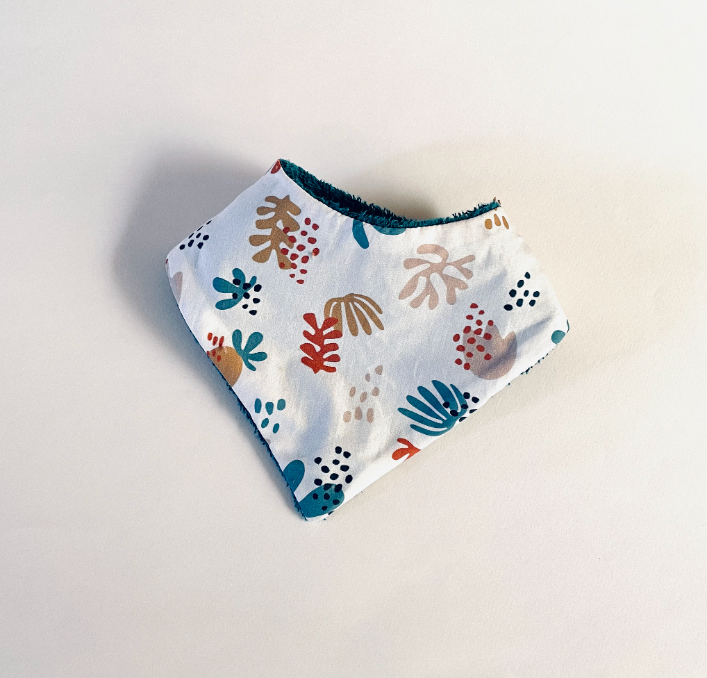 mini bavoir bandana pour les dents de bébé motif corail multicolore sur fond beige et dos éponge absorbante bleu canard Carotte & Cie