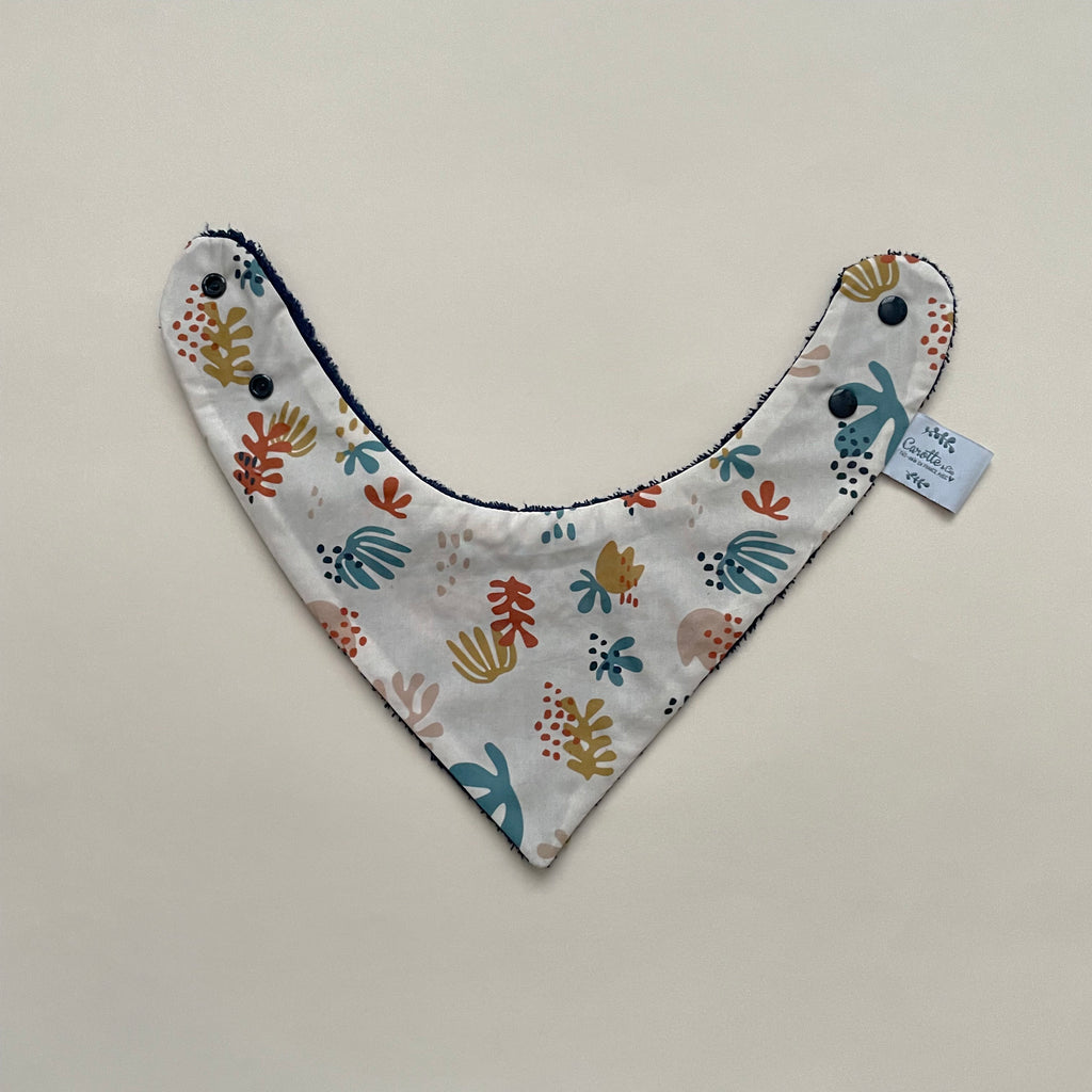mini bavoir bandana pour les dents de bébé motif corail multicolore sur fond beige Carotte & Cie