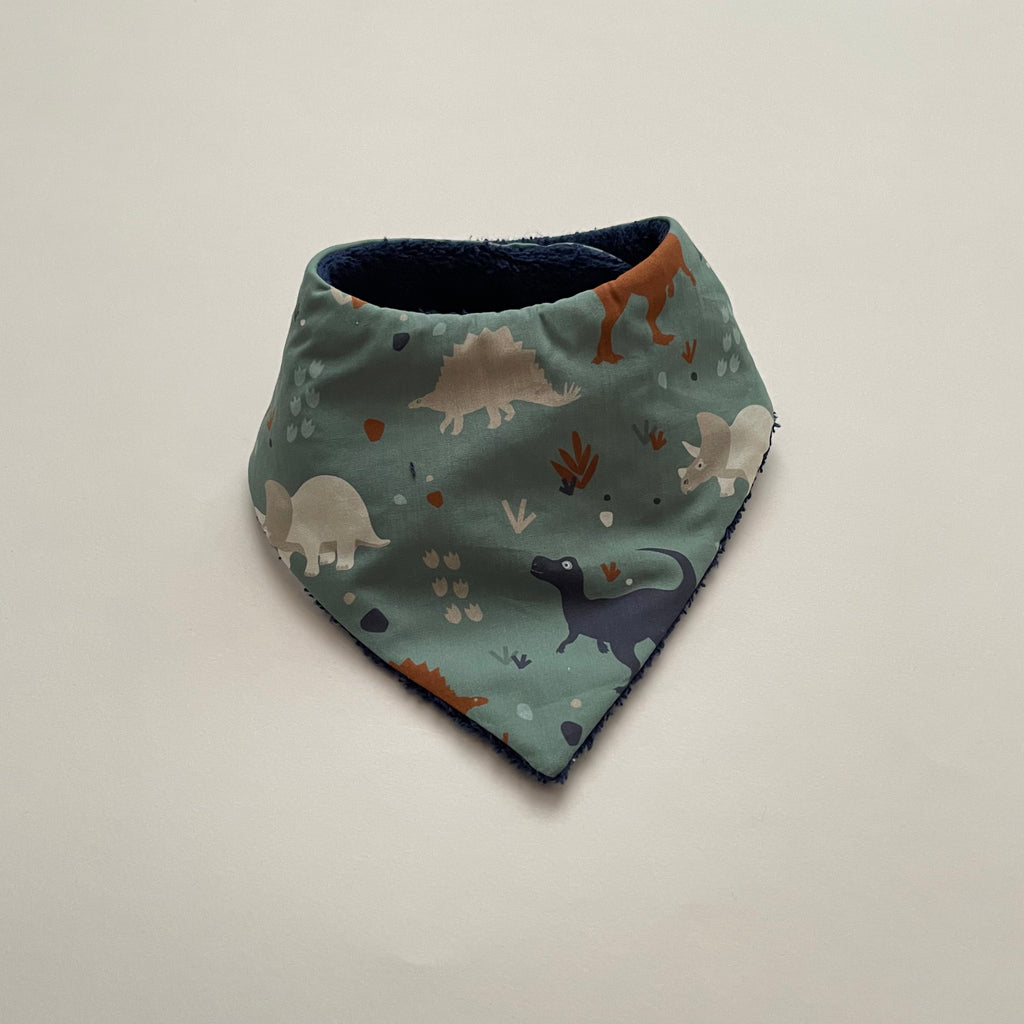mini bavoir bandana pour les dents de bébé motif dinosaures sur fond vert eucalyptus Carotte & Cie
