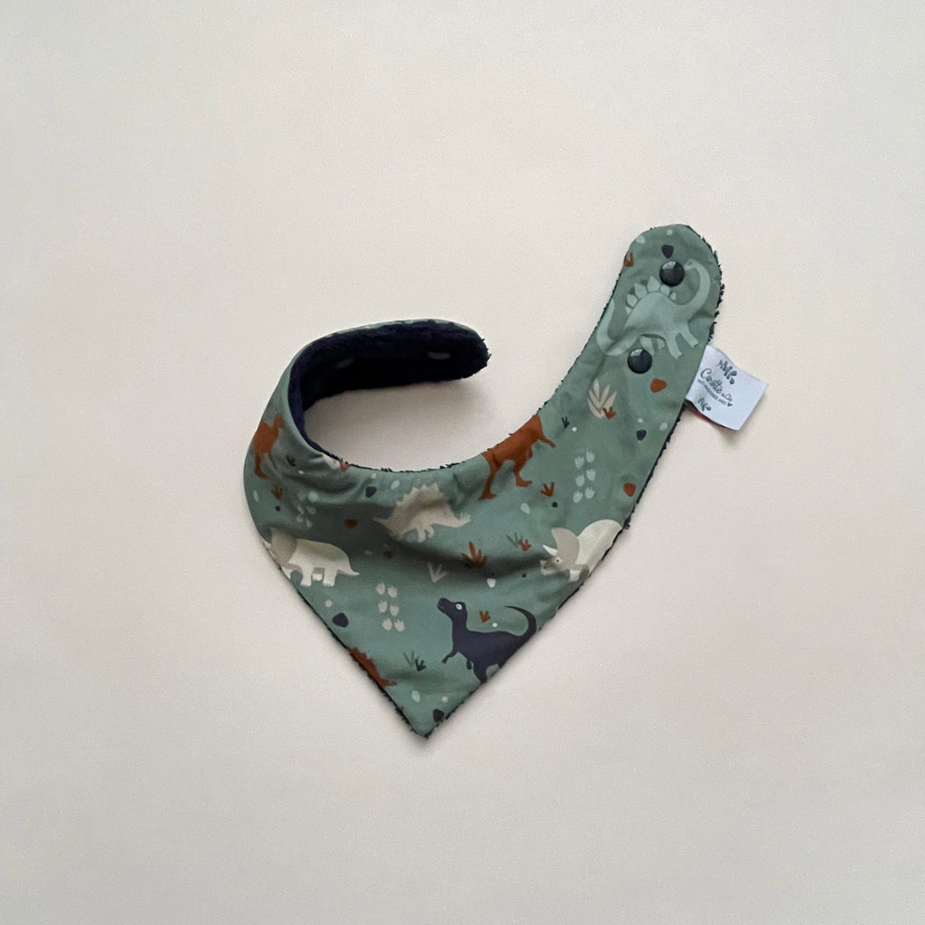 mini bavoir bandana pour les dents de bébé motif dinosaures sur fond vert eucalyptus Carotte & Cie