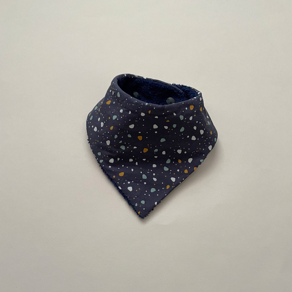 mini bavoir bandana pour les dents de bébé motif granite Terrazzo fond bleu marine Carotte & Cie