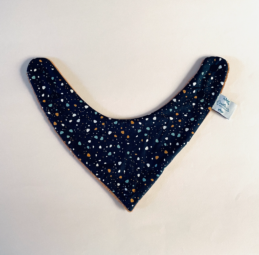 mini bavoir bandana pour les dents de bébé motif granite bleu marine et éponge toute douce camel Carotte & Cie