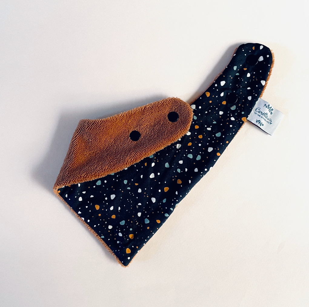 mini bavoir bandana pour les dents de bébé motif granite bleu marine et éponge toute douce camel Carotte & Cie