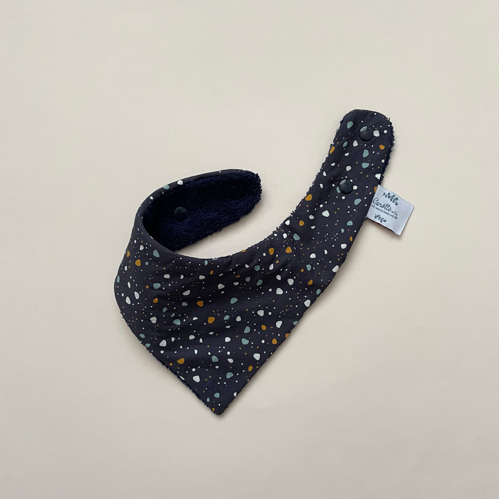 mini bavoir bandana pour les dents de bébé motif granite Terrazzo fond bleu marine Carotte & Cie
