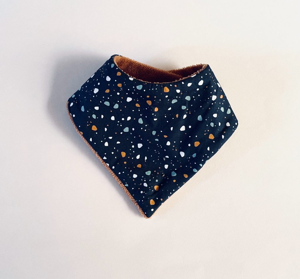 mini bavoir bandana pour les dents de bébé motif granite bleu marine et éponge toute douce camel Carotte & Cie