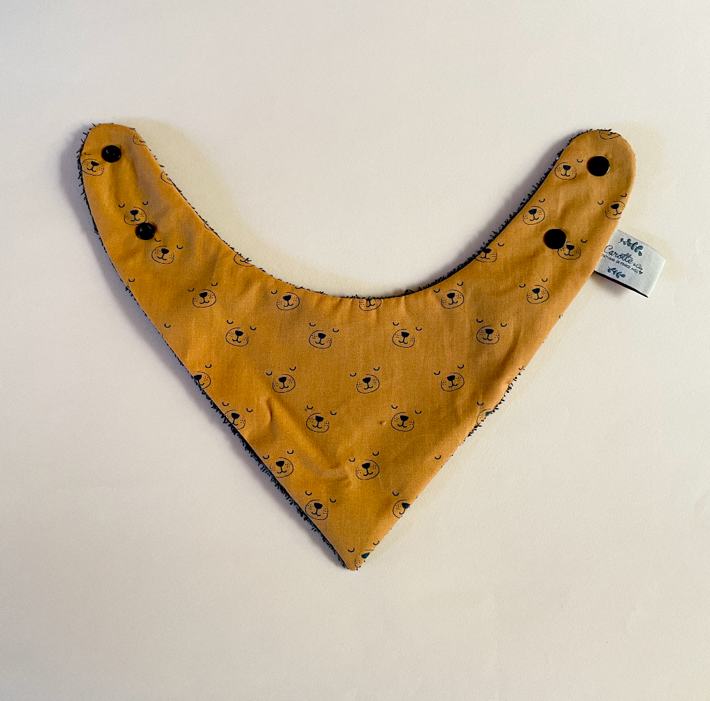 mini bavoir bandana pour les dents de bébé motif chien camel et éponge toute douce grise anthracite Carotte & Cie