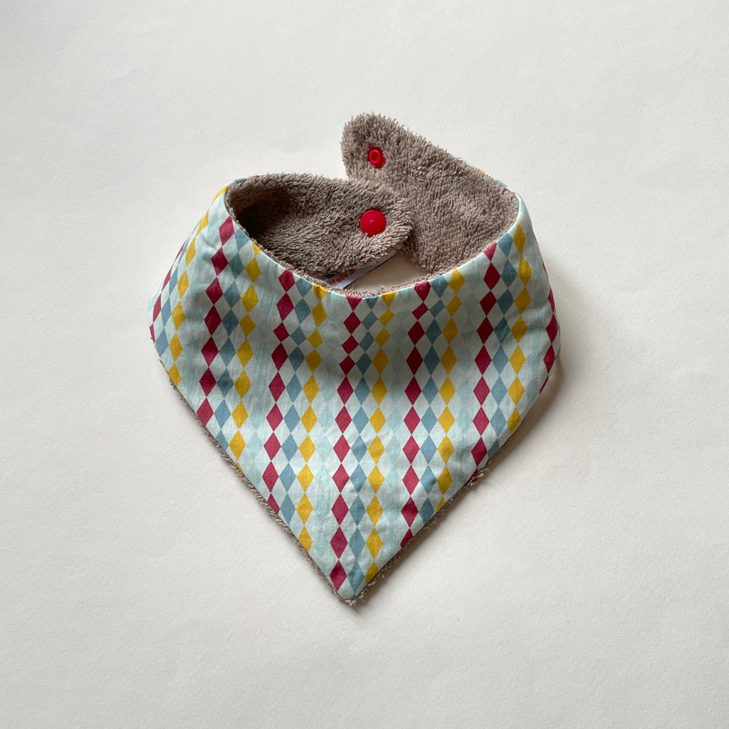 mini bavoir bandana pour les dents de bébé motif arlequin losanges multicolores Carotte & Cie