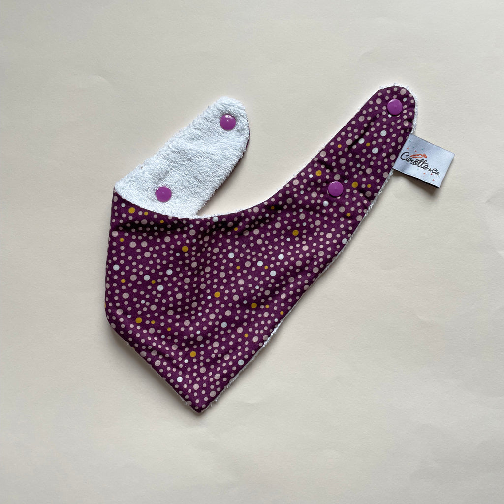 mini bavoir bandana pour les dents de bébé motif pois sur fond violet Carotte & Cie