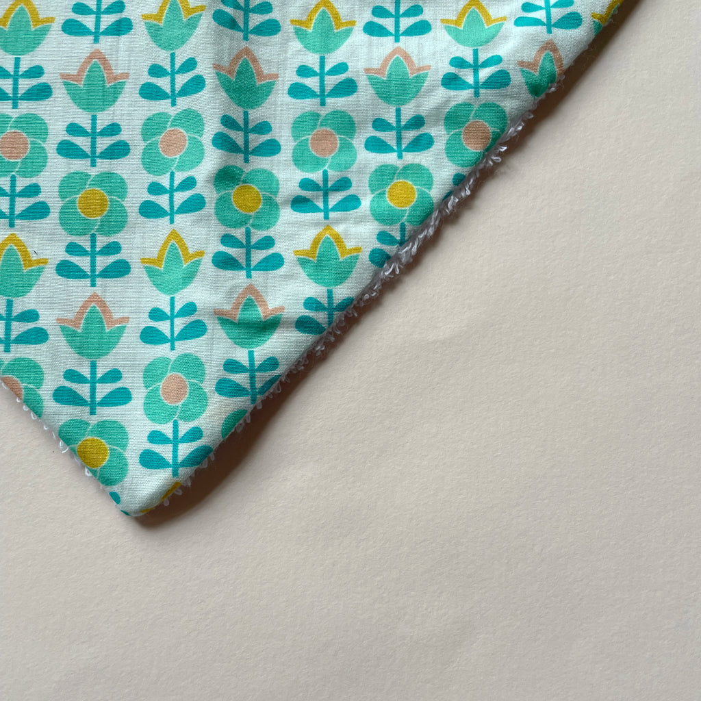 détail du motif du mini bavoir bandana pour les dents de bébé motif fleurs vintages vert et blanc Carotte & Cie
