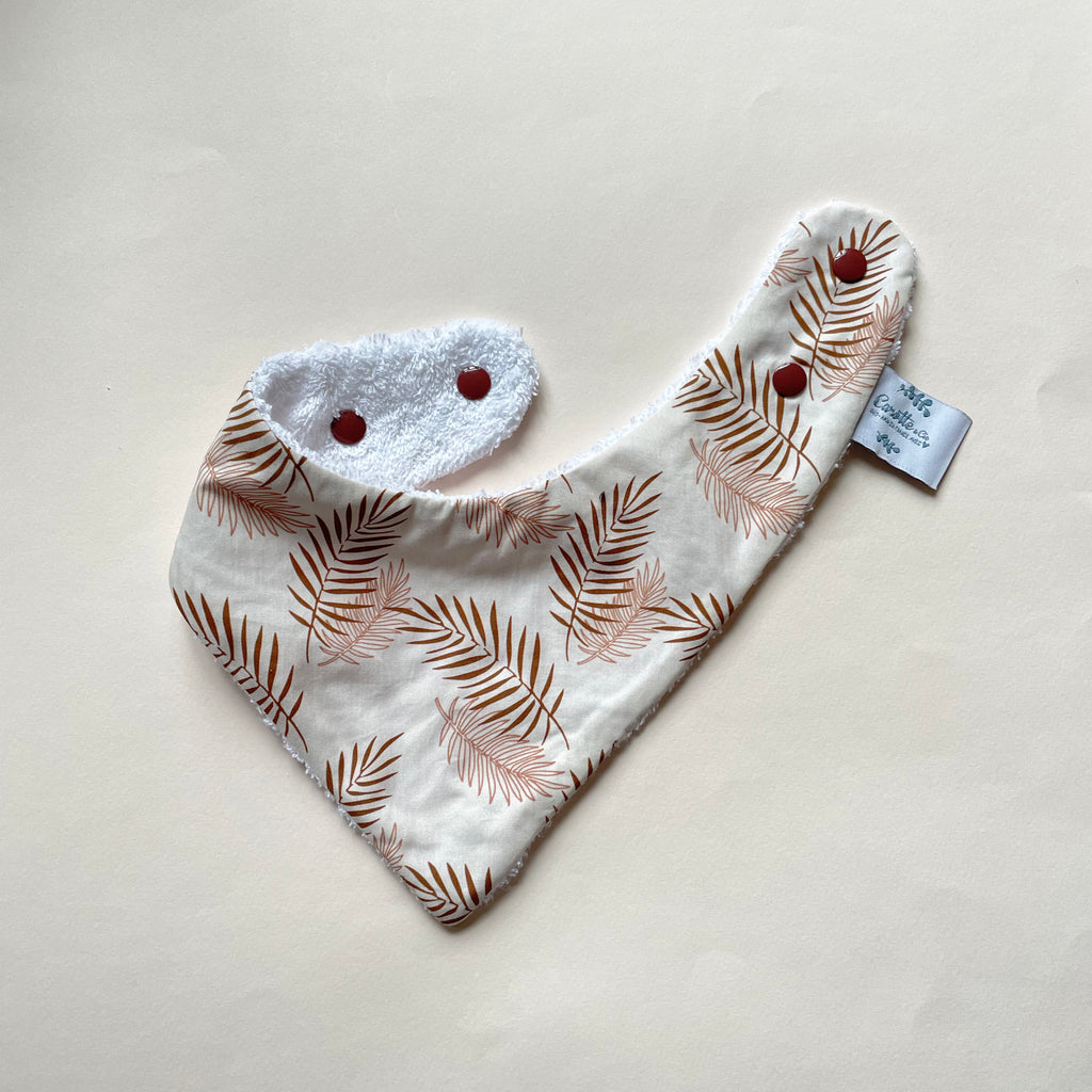 mini bavoir bandana pour les dents de bébé motif feuillage cuivré sur fond beige Carotte & Cie