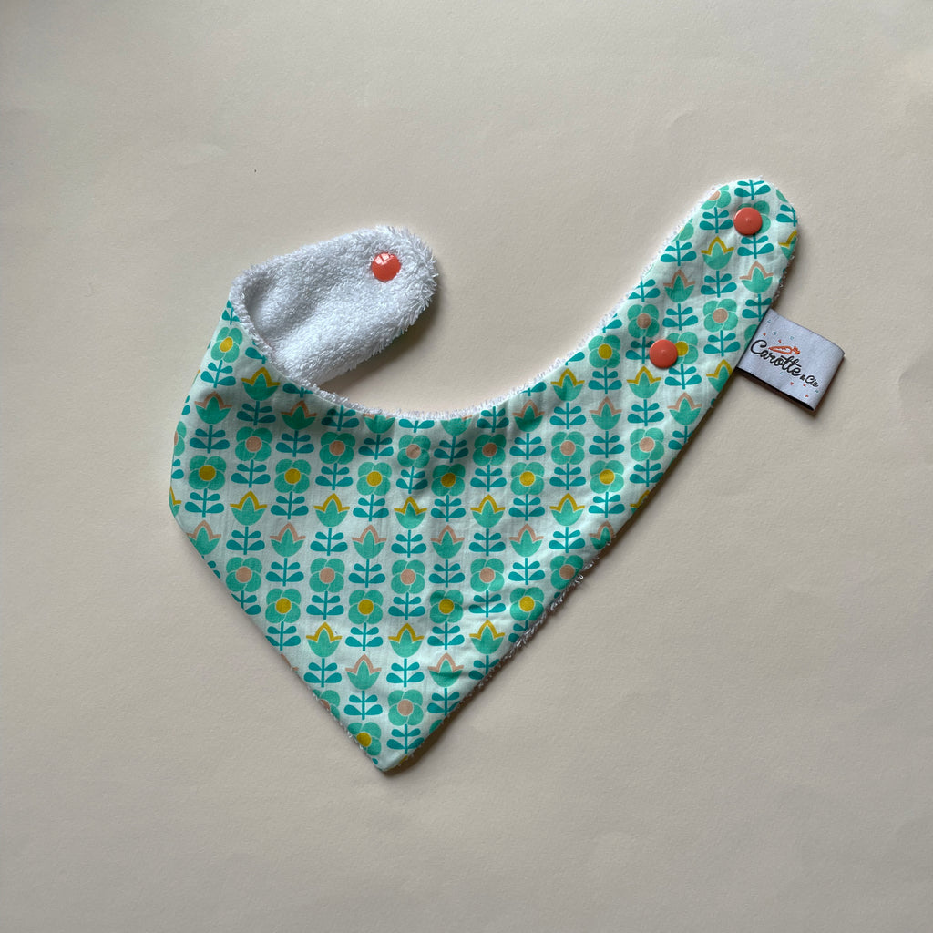 mini bavoir bandana pour les dents de bébé motif fleurs vintages vert et blanc Carotte & Cie
