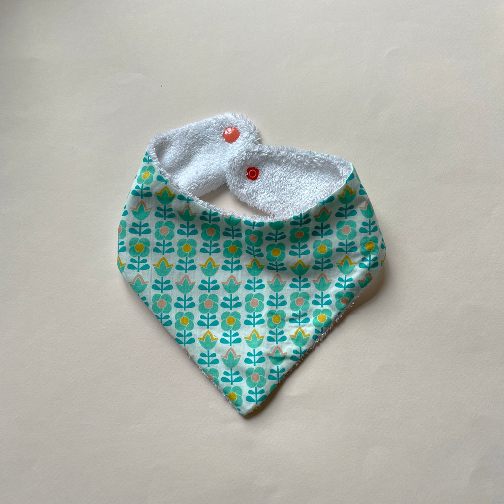 mini bavoir bandana pour les dents de bébé motif fleurs vintages vert et blanc Carotte & Cie