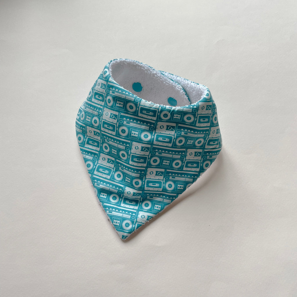 mini bavoir bandana pour les dents de bébé motif ghettoblaster turquoise et blanc Carotte & Cie