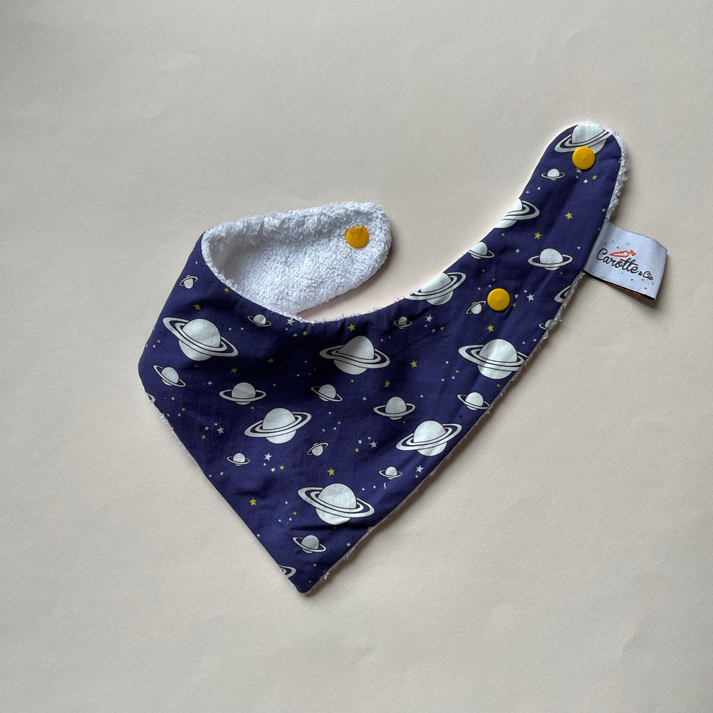 mini bavoir bandana pour les dents de bébé motif planètes blanc fond bleu marine Carotte & Cie