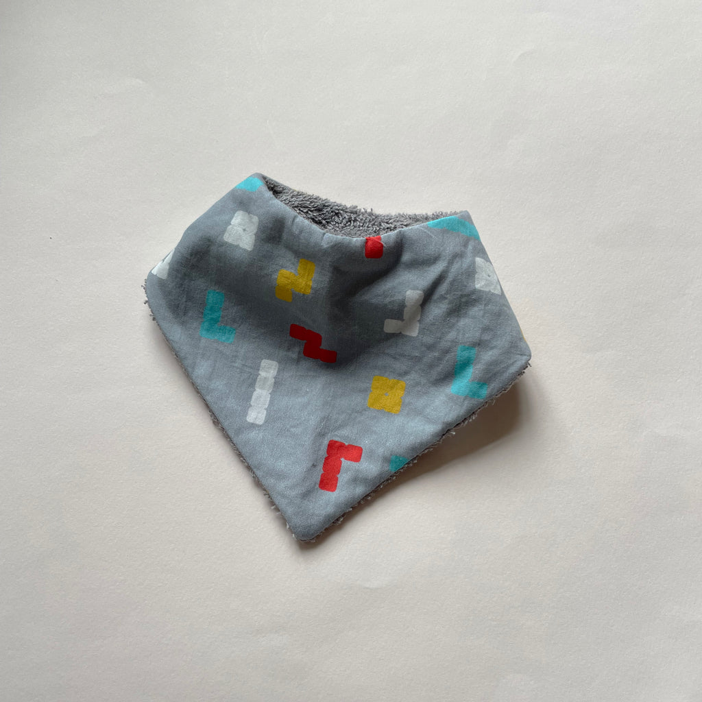 mini bavoir bandana pour les dents de bébé motif Tetris multicolores fond gris Carotte & Cie