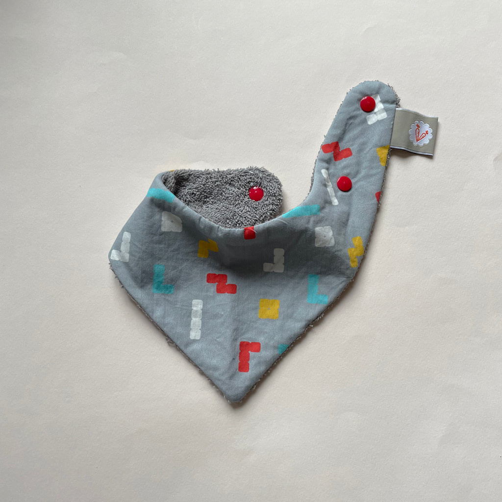 mini bavoir bandana pour les dents de bébé motif Tetris multicolores fond gris Carotte & Cie