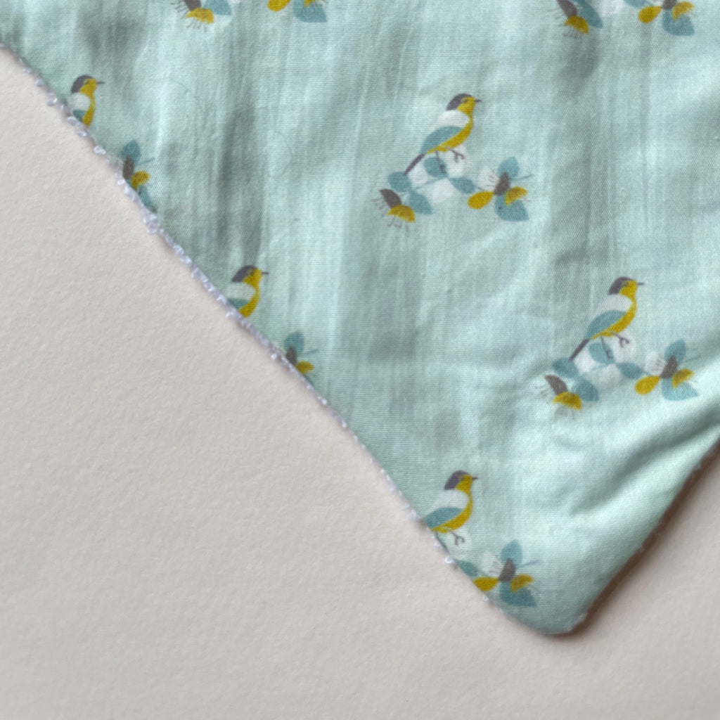 détail du motif du mini bavoir bandana pour les dents de bébé motif zozios fond bleu ciel Carotte & Cie