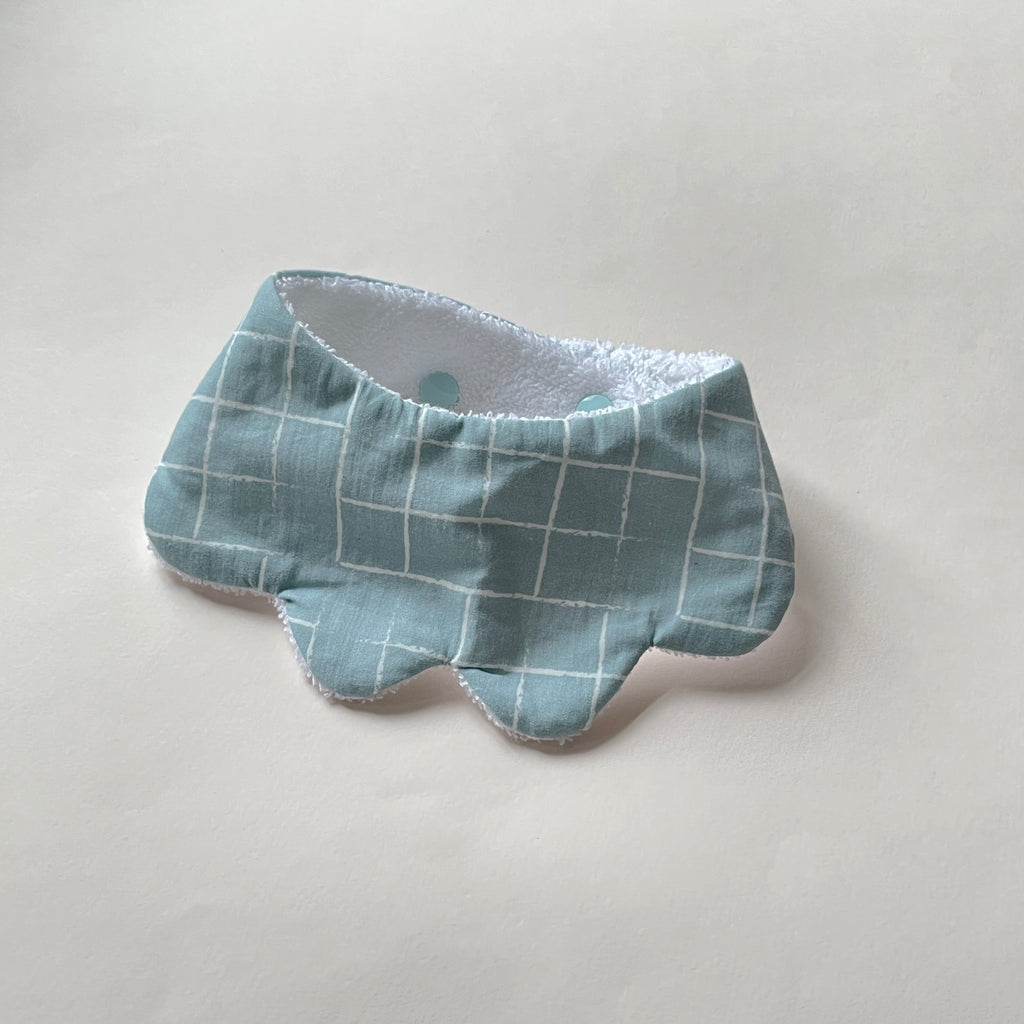 mini bavoir forme fleur pour les dents de bébé motif carreaux fond bleu céladon Carotte & Cie