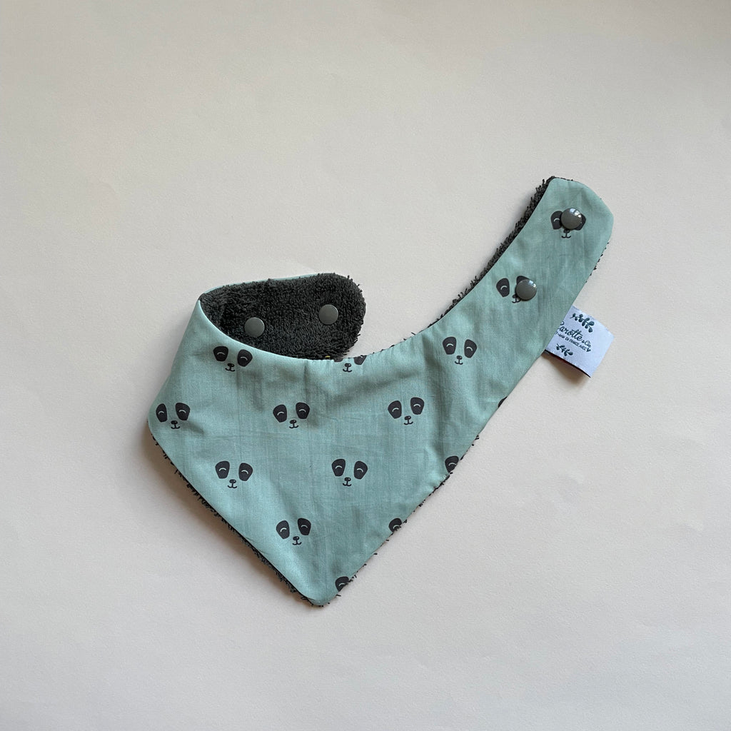 mini bavoir bandana pour les dents de bébé motif panda gris foncés sur fond vert pâle Carotte & Cie