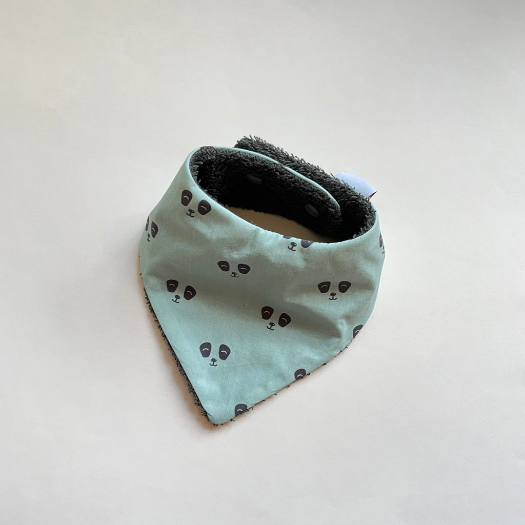 mini bavoir bandana pour les dents de bébé motif panda gris foncés sur fond vert pâle Carotte & Cie