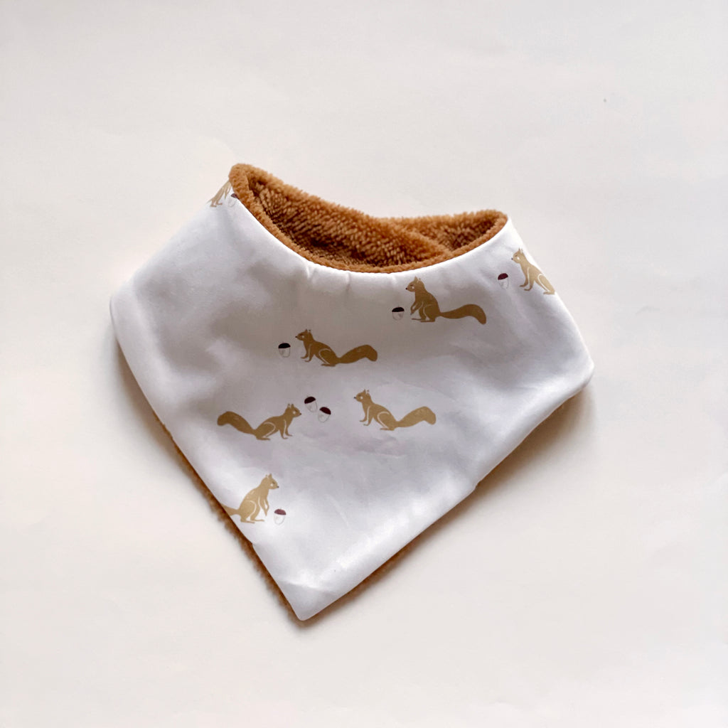 mini bavoir bandana pour les dents de bébé motif écureuils camel sur fond beige rosé Carotte & Cie