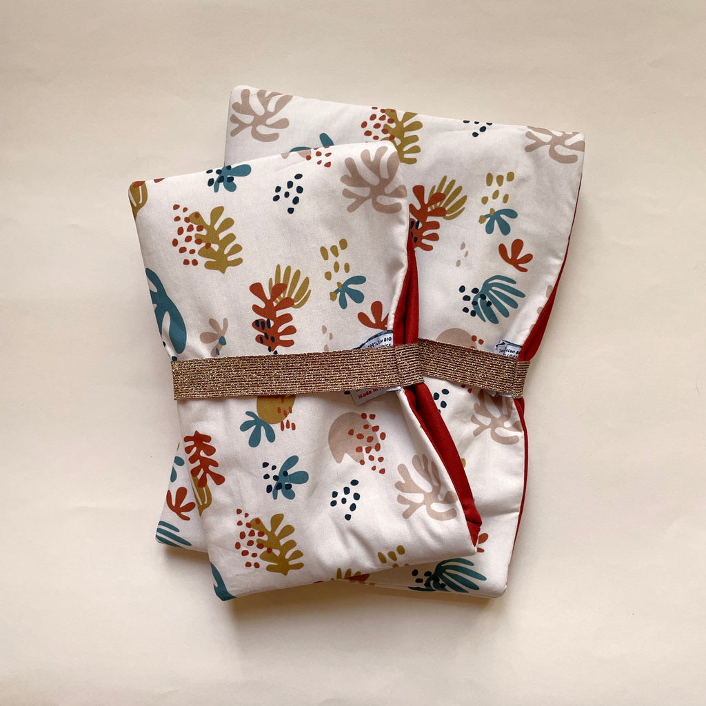 Pochettes de protection pour livres de poche ou format broché rembourrées et avec un élastique de maintien; Motif Corail fond beige clair dessiné et fabriqué avec amour par Alexandra, créatrice de Carotte & Cie. Idéal cadeau de fête des mères.