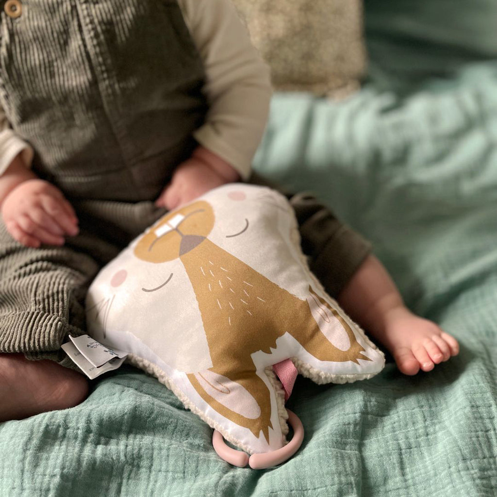 bébé joue avec son mini coussin musical écureuil camel et beige Carotte & Cie