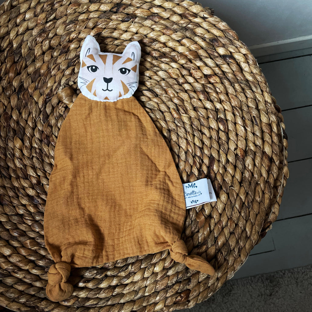 doudou lange camek motif chat tigré roux motif dessiné et fabriqué en france par Carotte & Cie